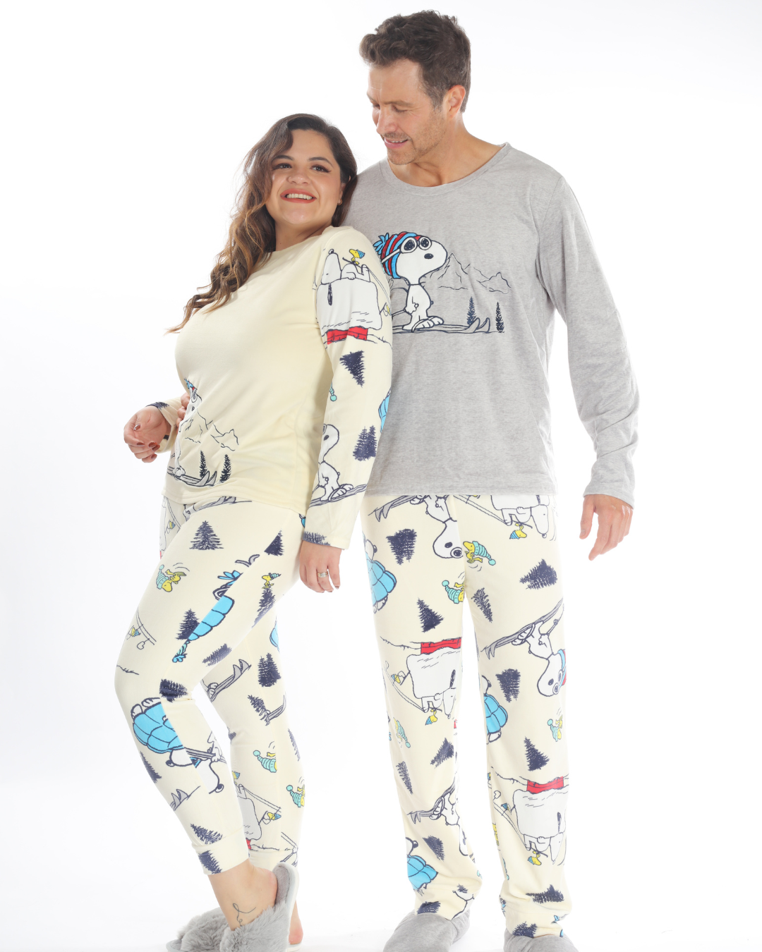 La pijama navideña blanca de hombre con pantalón y suéter de Snoopy es ideal para disfrutar de las fiestas con estilo y comodidad. El conjunto incluye un pantalón ligero y un suéter suave, ambos decorados con un diseño festivo protagonizado por Snoopy. Perfecta para noches acogedoras en casa o para compartir momentos especiales en familia, esta pijama combina el espíritu navideño con la practicidad y el confort que buscas.