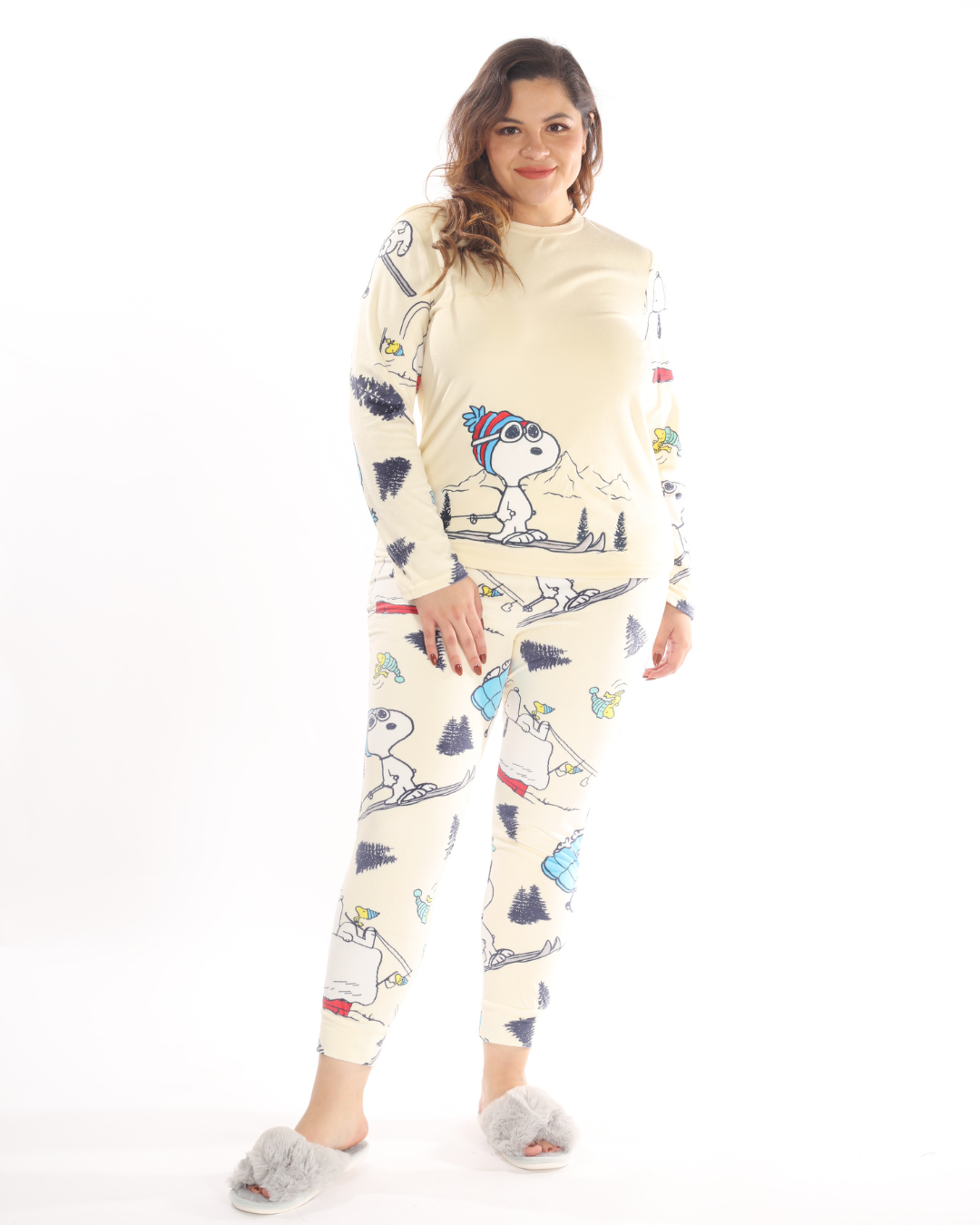 La pijama navideña blanca de pantalón y suéter con diseño de Snoopy es ideal para disfrutar de las festividades en casa. Este conjunto combina un pantalón cómodo y un suéter suave, ambos decorados con motivos navideños y el entrañable Snoopy. Perfecta para relajarte, compartir en familia o simplemente descansar en las noches frías, esta pijama te envuelve en calidez y estilo durante la temporada festiva.