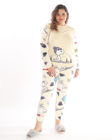 La pijama navideña blanca de pantalón y suéter con diseño de Snoopy es ideal para disfrutar de las festividades en casa. Este conjunto combina un pantalón cómodo y un suéter suave, ambos decorados con motivos navideños y el entrañable Snoopy. Perfecta para relajarte, compartir en familia o simplemente descansar en las noches frías, esta pijama te envuelve en calidez y estilo durante la temporada festiva.