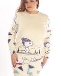 La pijama navideña blanca de pantalón y suéter con diseño de Snoopy es ideal para disfrutar de las festividades en casa. Este conjunto combina un pantalón cómodo y un suéter suave, ambos decorados con motivos navideños y el entrañable Snoopy. Perfecta para relajarte, compartir en familia o simplemente descansar en las noches frías, esta pijama te envuelve en calidez y estilo durante la temporada festiva.