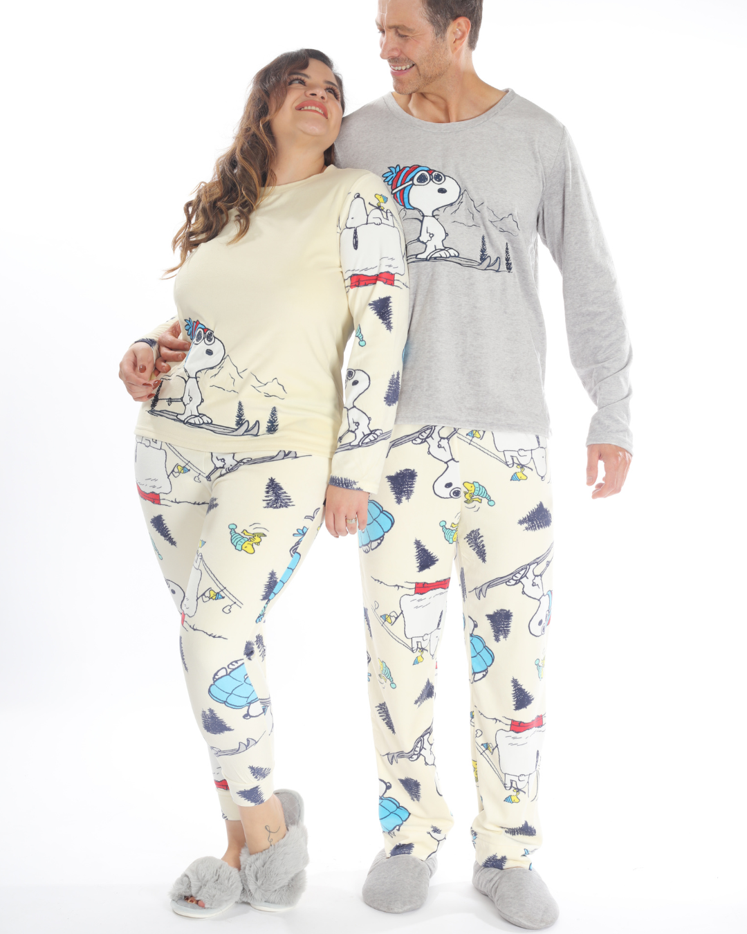 La pijama navideña blanca de pantalón y suéter con diseño de Snoopy es ideal para disfrutar de las festividades en casa. Este conjunto combina un pantalón cómodo y un suéter suave, ambos decorados con motivos navideños y el entrañable Snoopy. Perfecta para relajarte, compartir en familia o simplemente descansar en las noches frías, esta pijama te envuelve en calidez y estilo durante la temporada festiva.