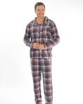 La pijama navideña de hombre con diseño de cuadros es un clásico imprescindible para la temporada. Este conjunto incluye un pantalón cómodo y una camisa de manga larga, ambos con un estampado festivo de cuadros que evoca el espíritu navideño. Ideal para noches frías o momentos acogedores en casa, esta pijama combina estilo, tradición y comodidad, siendo perfecta para celebrar las fiestas con un look relajado y elegante.