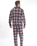 La pijama navideña de hombre con diseño de cuadros es un clásico imprescindible para la temporada. Este conjunto incluye un pantalón cómodo y una camisa de manga larga, ambos con un estampado festivo de cuadros que evoca el espíritu navideño. Ideal para noches frías o momentos acogedores en casa, esta pijama combina estilo, tradición y comodidad, siendo perfecta para celebrar las fiestas con un look relajado y elegante.