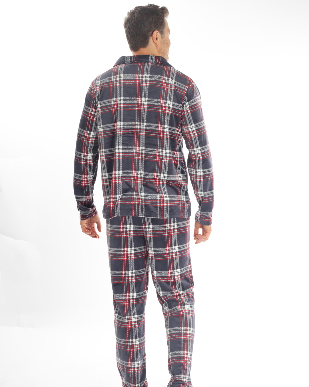 La pijama navideña de hombre con diseño de cuadros es un clásico imprescindible para la temporada. Este conjunto incluye un pantalón cómodo y una camisa de manga larga, ambos con un estampado festivo de cuadros que evoca el espíritu navideño. Ideal para noches frías o momentos acogedores en casa, esta pijama combina estilo, tradición y comodidad, siendo perfecta para celebrar las fiestas con un look relajado y elegante.