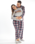 La pijama navideña de hombre con diseño de cuadros es un clásico imprescindible para la temporada. Este conjunto incluye un pantalón cómodo y una camisa de manga larga, ambos con un estampado festivo de cuadros que evoca el espíritu navideño. Ideal para noches frías o momentos acogedores en casa, esta pijama combina estilo, tradición y comodidad, siendo perfecta para celebrar las fiestas con un look relajado y elegante.