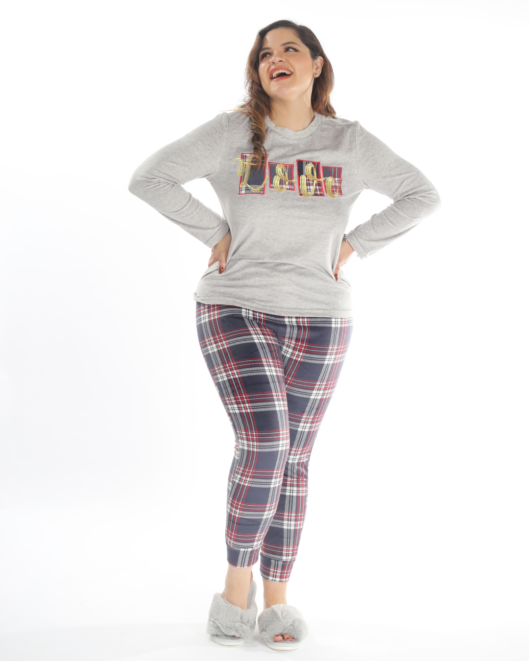 La pijama navideña cuadros "Love" es perfecta para disfrutar de la magia de la temporada con estilo y comodidad. El conjunto incluye un pantalón de cuadros clásicos y una playera de manga larga con detalles navideños y el mensaje "Love". Diseñada para brindar calidez y confort, esta pijama es ideal para noches acogedoras en casa o para compartir momentos especiales con tus seres queridos durante las fiestas.