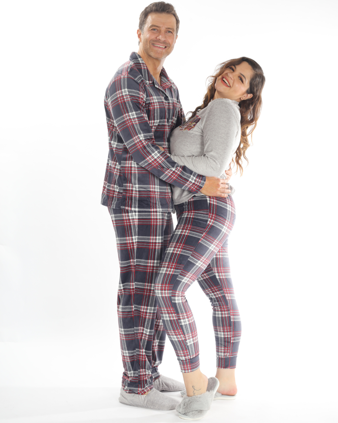 La pijama navideña cuadros "Love" es perfecta para disfrutar de la magia de la temporada con estilo y comodidad. El conjunto incluye un pantalón de cuadros clásicos y una playera de manga larga con detalles navideños y el mensaje "Love". Diseñada para brindar calidez y confort, esta pijama es ideal para noches acogedoras en casa o para compartir momentos especiales con tus seres queridos durante las fiestas.