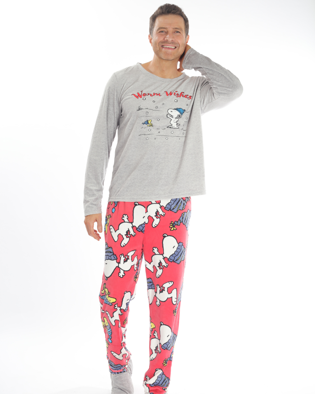 La pijama navideña de hombre con pantalón y suéter de Snoopy y Woodstock es perfecta para celebrar la temporada con comodidad y estilo. Este conjunto incluye un pantalón ligero y un suéter suave, decorados con un encantador diseño de Snoopy y su amigo Woodstock en un ambiente festivo. Ideal para noches frías o para relajarte en casa durante las fiestas, esta pijama ofrece calidez y un toque divertido para disfrutar de la Navidad.