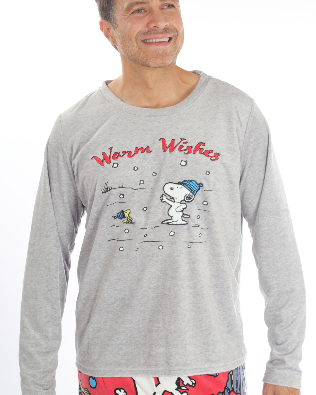 La pijama navideña de hombre con pantalón y suéter de Snoopy y Woodstock es perfecta para celebrar la temporada con comodidad y estilo. Este conjunto incluye un pantalón ligero y un suéter suave, decorados con un encantador diseño de Snoopy y su amigo Woodstock en un ambiente festivo. Ideal para noches frías o para relajarte en casa durante las fiestas, esta pijama ofrece calidez y un toque divertido para disfrutar de la Navidad.