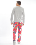 La pijama navideña de hombre con pantalón y suéter de Snoopy y Woodstock es perfecta para celebrar la temporada con comodidad y estilo. Este conjunto incluye un pantalón ligero y un suéter suave, decorados con un encantador diseño de Snoopy y su amigo Woodstock en un ambiente festivo. Ideal para noches frías o para relajarte en casa durante las fiestas, esta pijama ofrece calidez y un toque divertido para disfrutar de la Navidad.