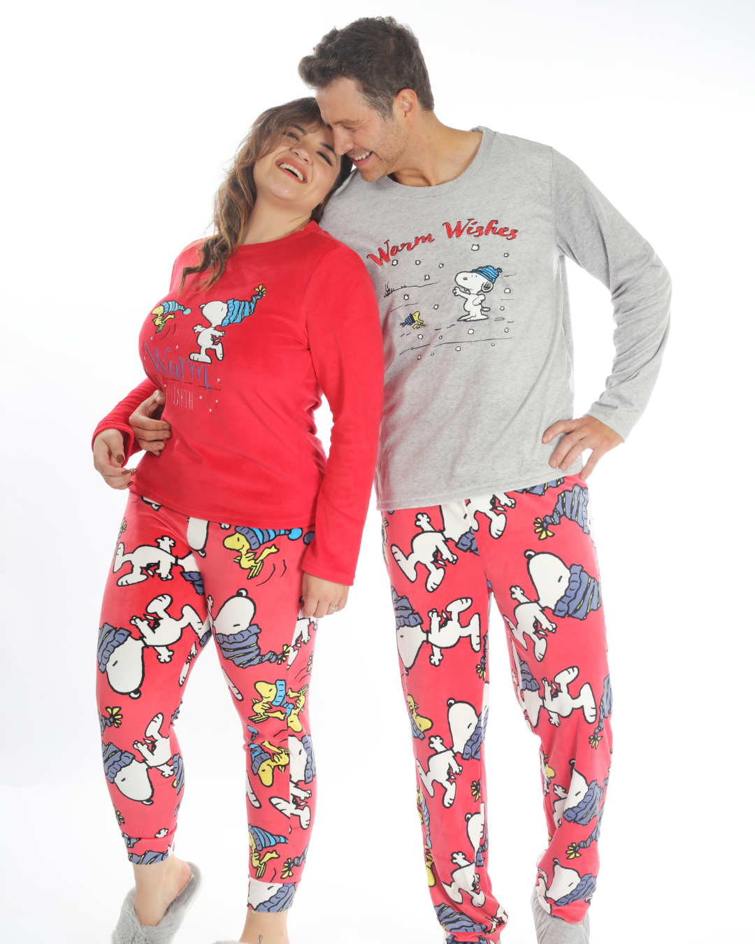 La pijama navideña de hombre con pantalón y suéter de Snoopy y Woodstock es perfecta para celebrar la temporada con comodidad y estilo. Este conjunto incluye un pantalón ligero y un suéter suave, decorados con un encantador diseño de Snoopy y su amigo Woodstock en un ambiente festivo. Ideal para noches frías o para relajarte en casa durante las fiestas, esta pijama ofrece calidez y un toque divertido para disfrutar de la Navidad.