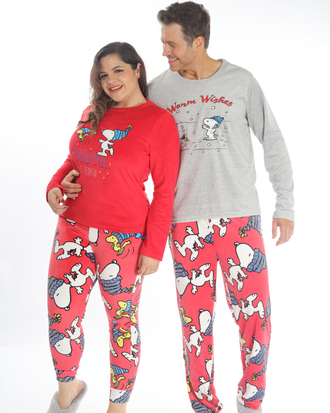 La pijama navideña de pantalón y suéter con diseño de Snoopy y Woodstock es la combinación perfecta de comodidad y espíritu festivo. El pantalón es suave y ligero, mientras que el suéter cuenta con un diseño encantador que presenta a Snoopy y Woodstock en un ambiente navideño. Perfecta para relajarte en casa, disfrutar de las noches frías o compartir momentos especiales durante las fiestas, esta pijama es práctica, cálida y llena de personalidad.