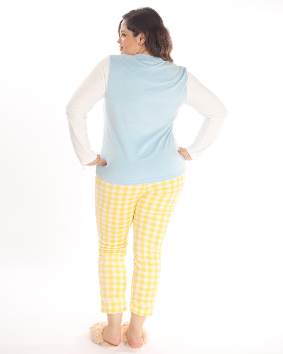 La pijama de pantalón amarillo con cuadros vichy y playera manga larga azul celeste de Snoopy y Woodstock combina estilo y comodidad. El pantalón ofrece un diseño clásico y alegre, mientras que la playera de manga larga aporta suavidad y calidez, con un toque divertido gracias a los entrañables personajes Snoopy y Woodstock. Perfecta para noches frescas o momentos de relajación, esta pijama es ideal para quienes buscan un conjunto práctico y lleno de personalidad.