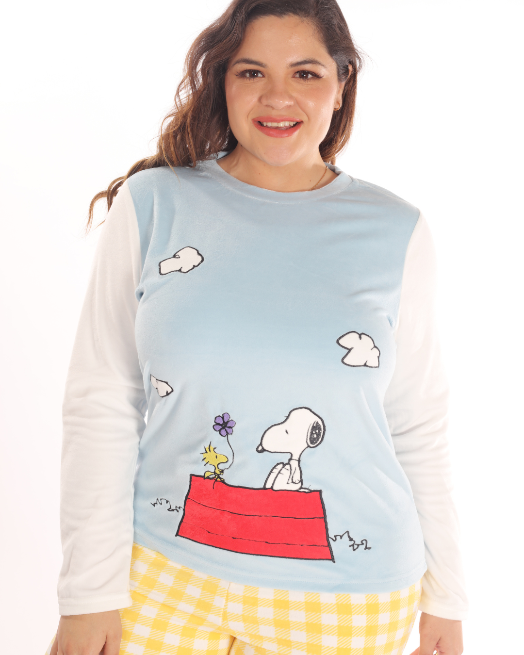 La pijama de pantalón amarillo con cuadros vichy y playera manga larga azul celeste de Snoopy y Woodstock combina estilo y comodidad. El pantalón ofrece un diseño clásico y alegre, mientras que la playera de manga larga aporta suavidad y calidez, con un toque divertido gracias a los entrañables personajes Snoopy y Woodstock. Perfecta para noches frescas o momentos de relajación, esta pijama es ideal para quienes buscan un conjunto práctico y lleno de personalidad.