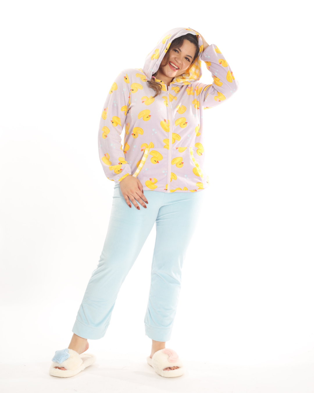 La pijama de pantalón azul aguamarina y suéter con diseño de patitos es la elección perfecta para noches acogedoras. El pantalón ofrece suavidad y comodidad, mientras que el suéter añade un toque divertido y entrañable con su estampado de patitos. Este conjunto combina funcionalidad y ternura, siendo ideal para relajarte en casa o disfrutar de una buena noche de sueño con estilo y calidez.