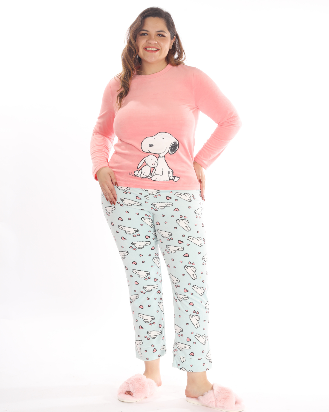 La pijama de pantalón azul con conejos y playera manga larga rosa de Snoopy es la opción ideal para quienes buscan comodidad y ternura. El pantalón suave con diseño de conejos y la playera de manga larga con Snoopy crean un conjunto divertido y acogedor. Perfecta para noches frescas o relajación en casa, esta pijama ofrece una combinación única de calidez, estilo y un toque de dulzura.