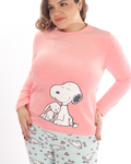 La pijama de pantalón azul con conejos y playera manga larga rosa de Snoopy es la opción ideal para quienes buscan comodidad y ternura. El pantalón suave con diseño de conejos y la playera de manga larga con Snoopy crean un conjunto divertido y acogedor. Perfecta para noches frescas o relajación en casa, esta pijama ofrece una combinación única de calidez, estilo y un toque de dulzura.