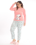 La pijama de pantalón azul con conejos y playera manga larga rosa de Snoopy es la opción ideal para quienes buscan comodidad y ternura. El pantalón suave con diseño de conejos y la playera de manga larga con Snoopy crean un conjunto divertido y acogedor. Perfecta para noches frescas o relajación en casa, esta pijama ofrece una combinación única de calidez, estilo y un toque de dulzura.