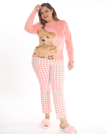 La pijama de pantalón cuadros vichy rosa y playera manga larga con diseño de Osito es ideal para disfrutar de noches acogedoras. El pantalón de cuadros vichy rosa es suave y ligero, mientras que la playera de manga larga ofrece calidez y un toque adorable con su diseño de Osito. Perfecta para momentos de descanso o relajación en casa, esta pijama combina comodidad, ternura y un estilo encantador.