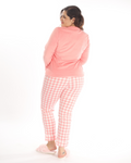 La pijama de pantalón cuadros vichy rosa y playera manga larga con diseño de Osito es ideal para disfrutar de noches acogedoras. El pantalón de cuadros vichy rosa es suave y ligero, mientras que la playera de manga larga ofrece calidez y un toque adorable con su diseño de Osito. Perfecta para momentos de descanso o relajación en casa, esta pijama combina comodidad, ternura y un estilo encantador.