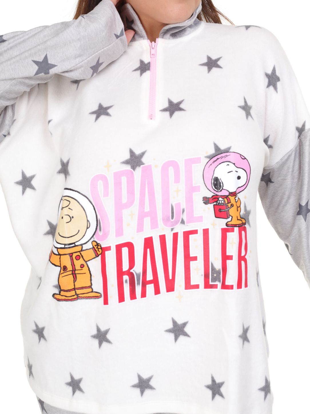 Pijama pantalón gris y sudadera de snoopy blanca