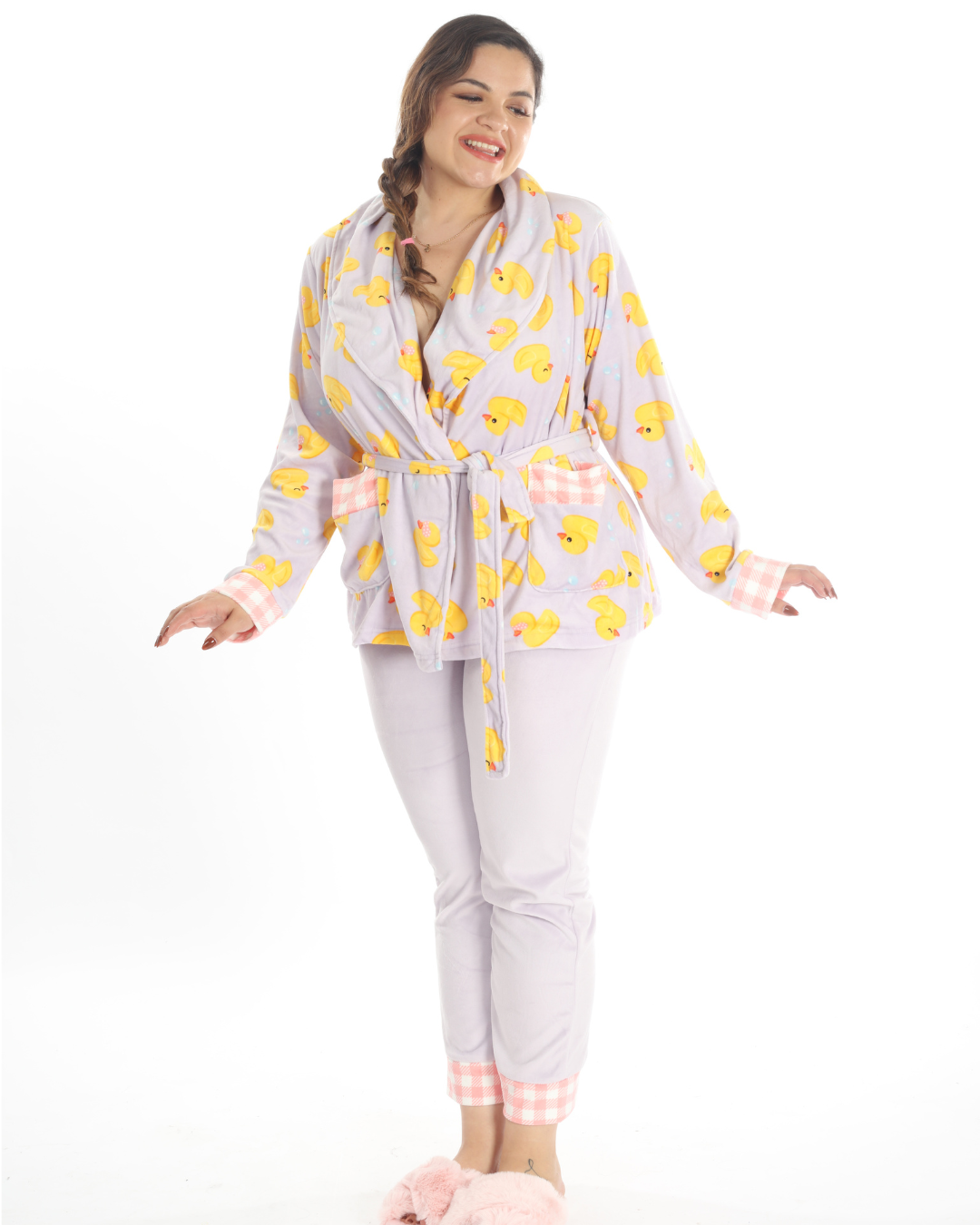 La pijama de pantalón lila y bata corta con patitos es ideal para quienes buscan comodidad y estilo. El pantalón lila es suave y cómodo, mientras que la bata corta, con su encantador diseño de patitos, aporta un toque adorable y acogedor. Esta pijama es perfecta para relajarte en casa o disfrutar de noches frescas con un conjunto lleno de ternura y confort.