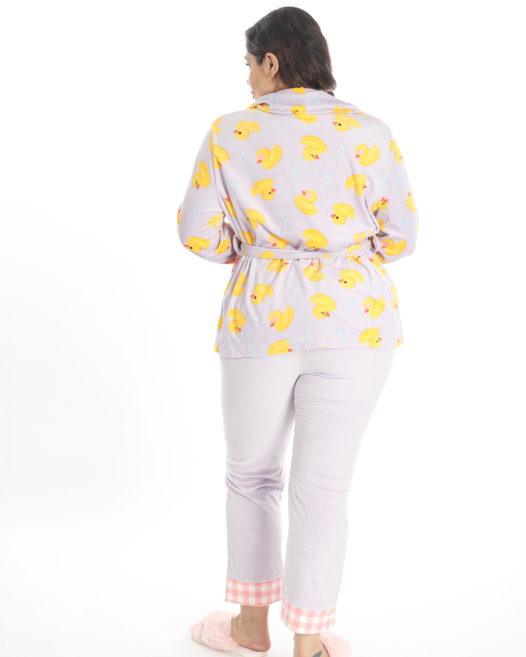 La pijama de pantalón lila y bata corta con patitos es ideal para quienes buscan comodidad y estilo. El pantalón lila es suave y cómodo, mientras que la bata corta, con su encantador diseño de patitos, aporta un toque adorable y acogedor. Esta pijama es perfecta para relajarte en casa o disfrutar de noches frescas con un conjunto lleno de ternura y confort.