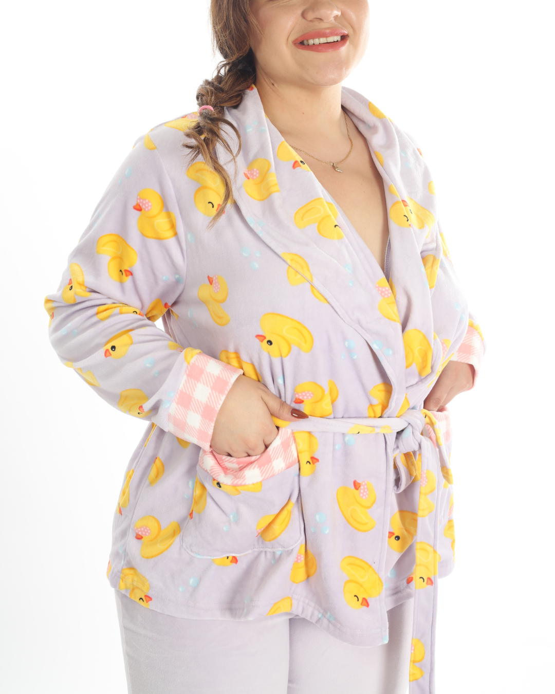 La pijama de pantalón lila y bata corta con patitos es ideal para quienes buscan comodidad y estilo. El pantalón lila es suave y cómodo, mientras que la bata corta, con su encantador diseño de patitos, aporta un toque adorable y acogedor. Esta pijama es perfecta para relajarte en casa o disfrutar de noches frescas con un conjunto lleno de ternura y confort.