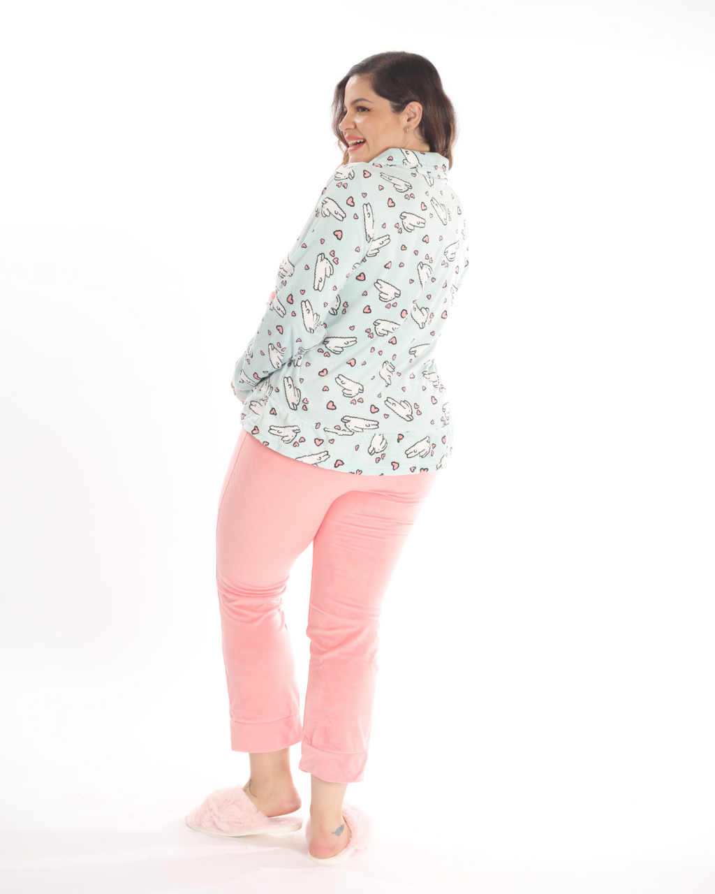 La pijama de pantalón rosa y suéter con conejo y nube es perfecta para un descanso cómodo y tierno. El pantalón rosa suave y ligero se combina con el suéter de manga larga que presenta un adorable diseño de conejo y nube, añadiendo un toque encantador. Ideal para momentos de relajación en casa, esta pijama es una opción acogedora para quienes buscan estilo y confort en sus noches.