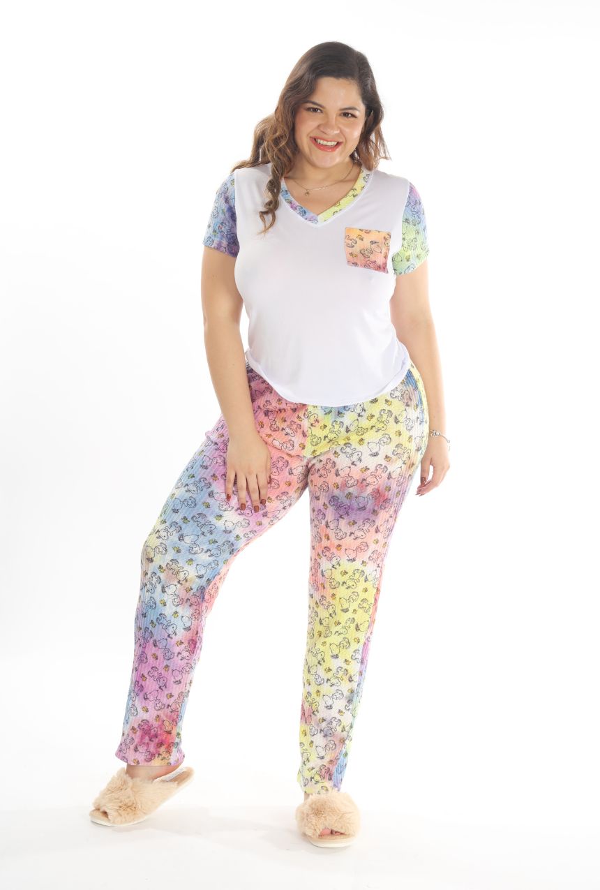 La pijama pantalon tie dye con playera corta blanca de Snoopy y Woodstock es la elección ideal para combinar tendencia y confort. Este conjunto incluye un pantalon con diseño tie dye único y una playera corta blanca que resalta por su frescura y el divertido estampado de Snoopy y Woodstock. Perfecta para noches relajadas o días de descanso, es un básico cómodo y lleno de estilo para tu colección de ropa para dormir.