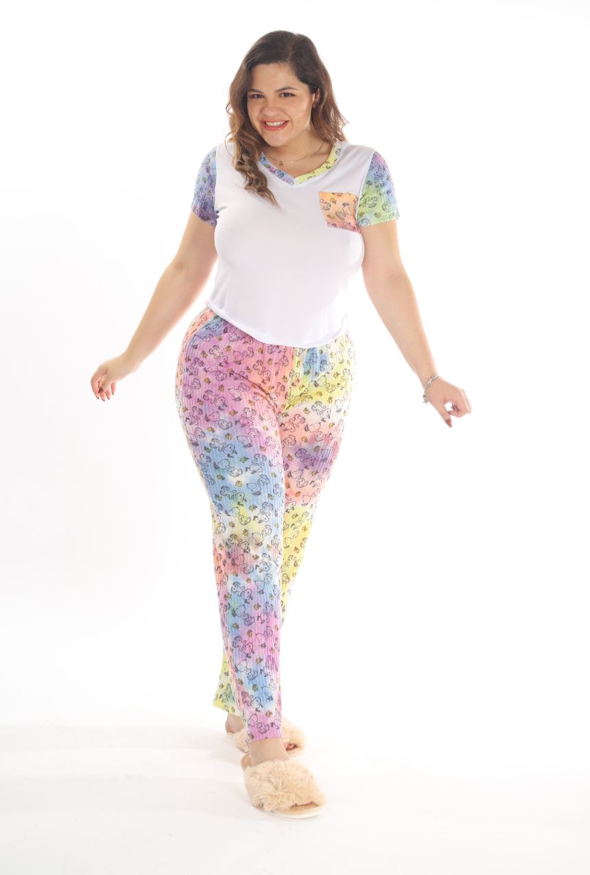 La pijama pantalon tie dye con playera corta blanca de Snoopy y Woodstock es la elección ideal para combinar tendencia y confort. Este conjunto incluye un pantalon con diseño tie dye único y una playera corta blanca que resalta por su frescura y el divertido estampado de Snoopy y Woodstock. Perfecta para noches relajadas o días de descanso, es un básico cómodo y lleno de estilo para tu colección de ropa para dormir.