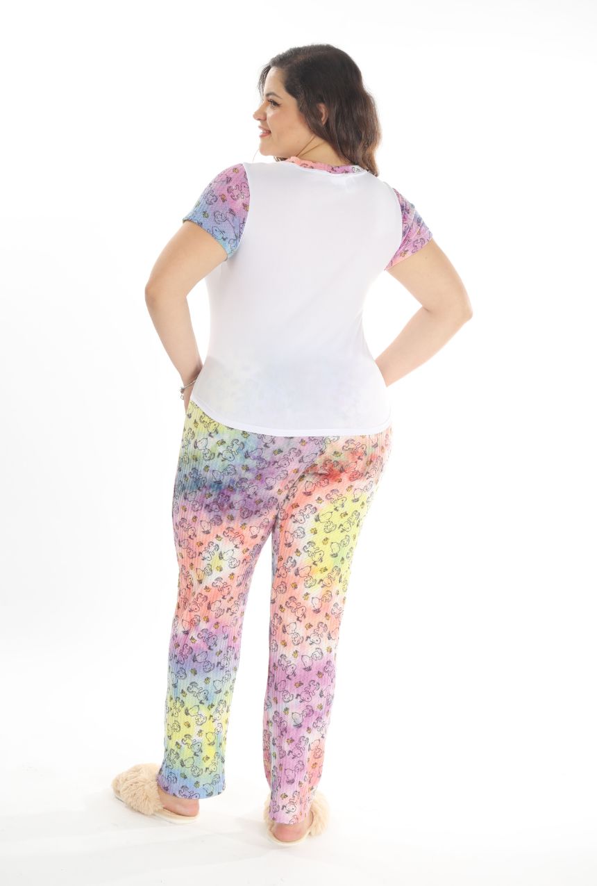 La pijama pantalon tie dye con playera corta blanca de Snoopy y Woodstock es la elección ideal para combinar tendencia y confort. Este conjunto incluye un pantalon con diseño tie dye único y una playera corta blanca que resalta por su frescura y el divertido estampado de Snoopy y Woodstock. Perfecta para noches relajadas o días de descanso, es un básico cómodo y lleno de estilo para tu colección de ropa para dormir.