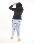 La pijama de pantalón azul con estampado de vacas y sudadera negra de Snoopy combina comodidad y estilo único. El pantalón ofrece suavidad y un diseño divertido, mientras que la sudadera negra añade calidez y un toque especial con el clásico Snoopy. Este conjunto es perfecto para relajarte en casa o disfrutar de noches tranquilas con un look divertido y confortable.