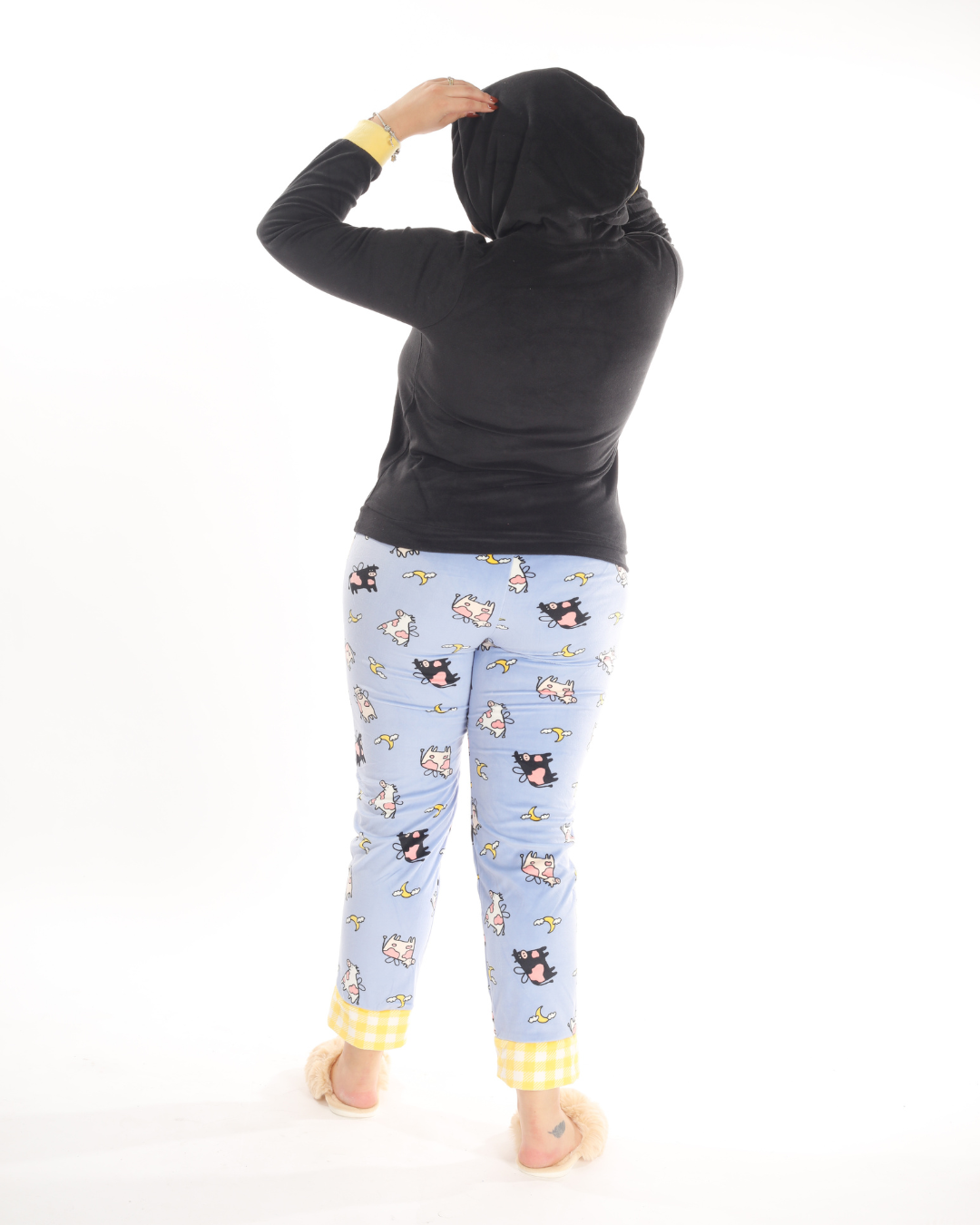 La pijama de pantalón azul con estampado de vacas y sudadera negra de Snoopy combina comodidad y estilo único. El pantalón ofrece suavidad y un diseño divertido, mientras que la sudadera negra añade calidez y un toque especial con el clásico Snoopy. Este conjunto es perfecto para relajarte en casa o disfrutar de noches tranquilas con un look divertido y confortable.