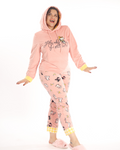 La pijama de pantalón rosa con estampado de vacas y sudadera de Snoopy es el conjunto ideal para descansar con ternura y confort. El pantalón rosa suave y cómodo se combina con una sudadera que aporta calidez y un toque divertido gracias al diseño de Snoopy. Perfecta para noches relajadas o para disfrutar del hogar, esta pijama destaca por su encanto y funcionalidad.