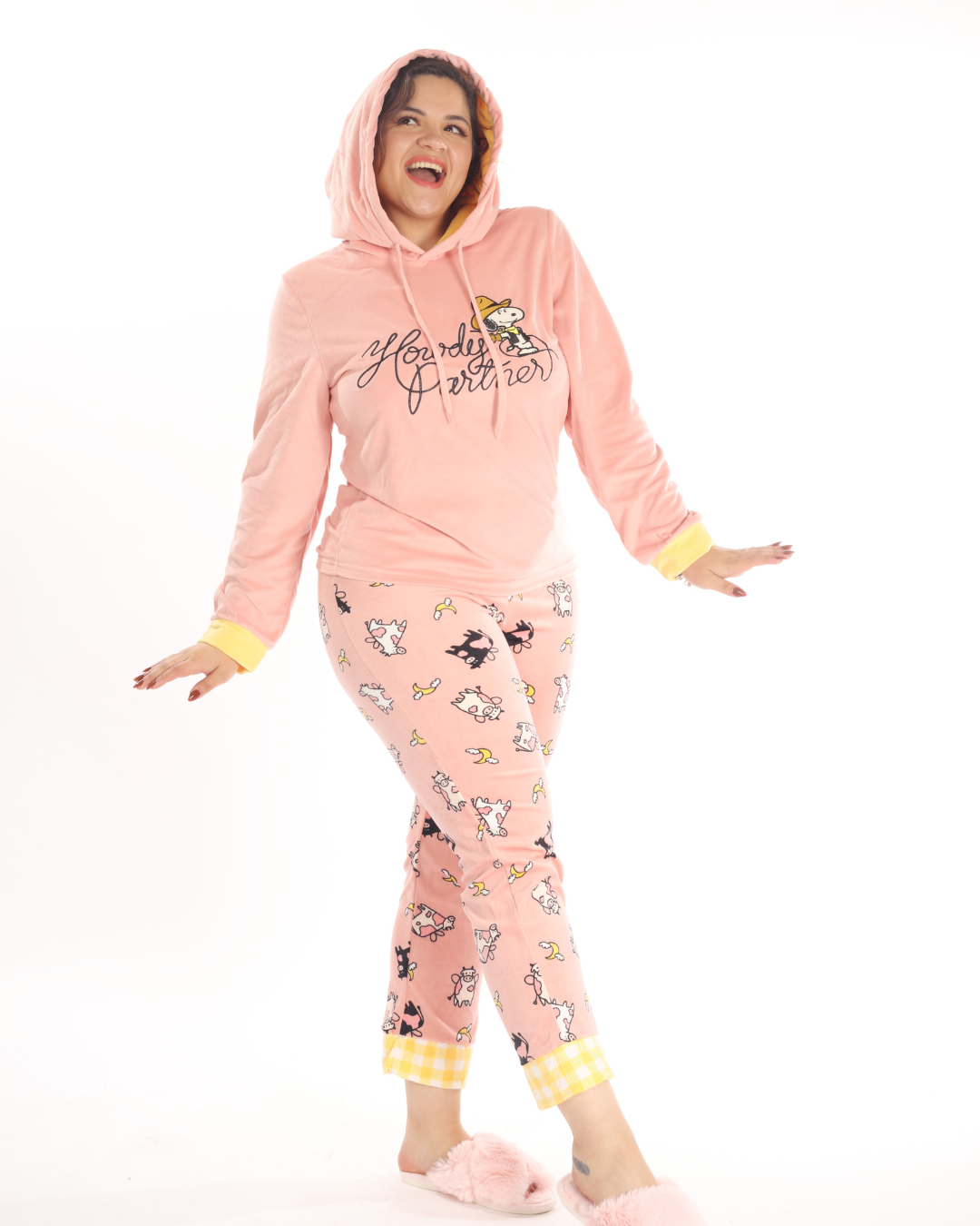 La pijama de pantalón rosa con estampado de vacas y sudadera de Snoopy es el conjunto ideal para descansar con ternura y confort. El pantalón rosa suave y cómodo se combina con una sudadera que aporta calidez y un toque divertido gracias al diseño de Snoopy. Perfecta para noches relajadas o para disfrutar del hogar, esta pijama destaca por su encanto y funcionalidad.