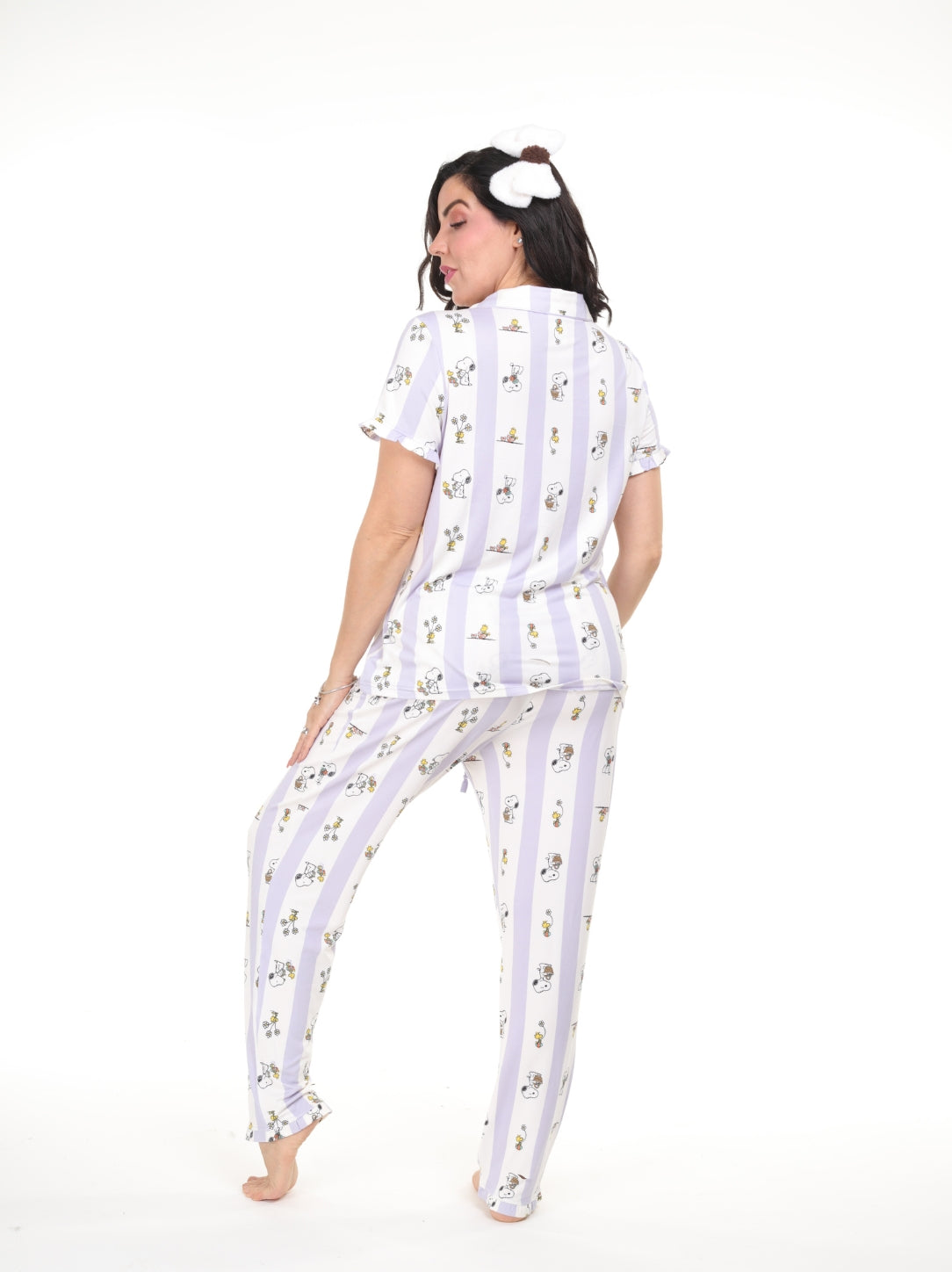 Pijama pantalón y camisa manga corta con botones y rayas de snoopy lila