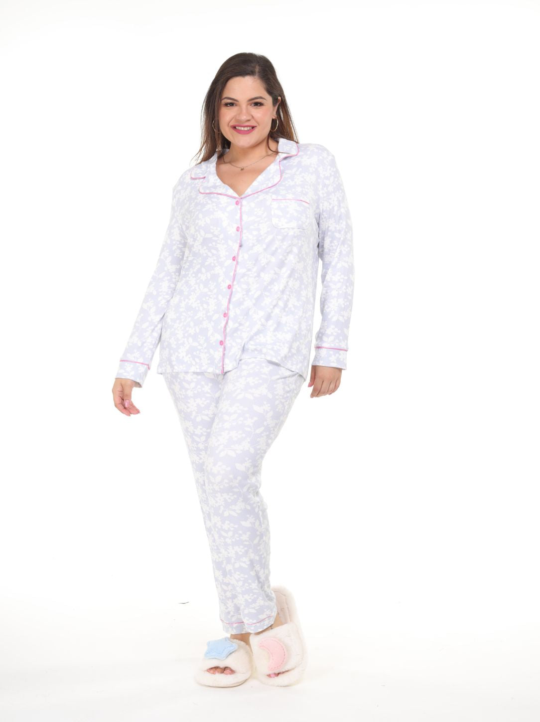 Pijama pantalón y camisa manga larga con botones flores lila