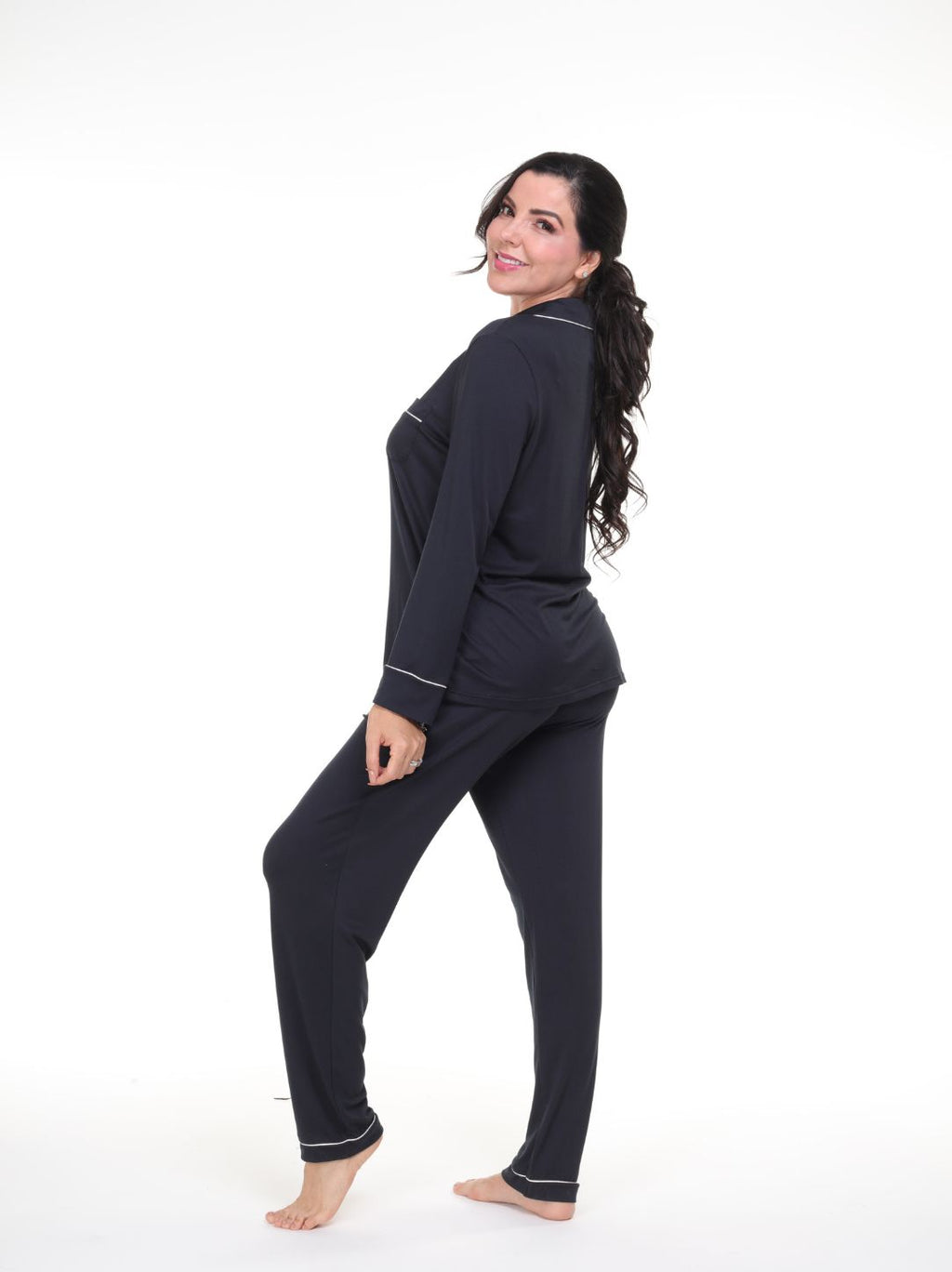 Pijama pantalón y camisa manga larga con botones negro línea blanca