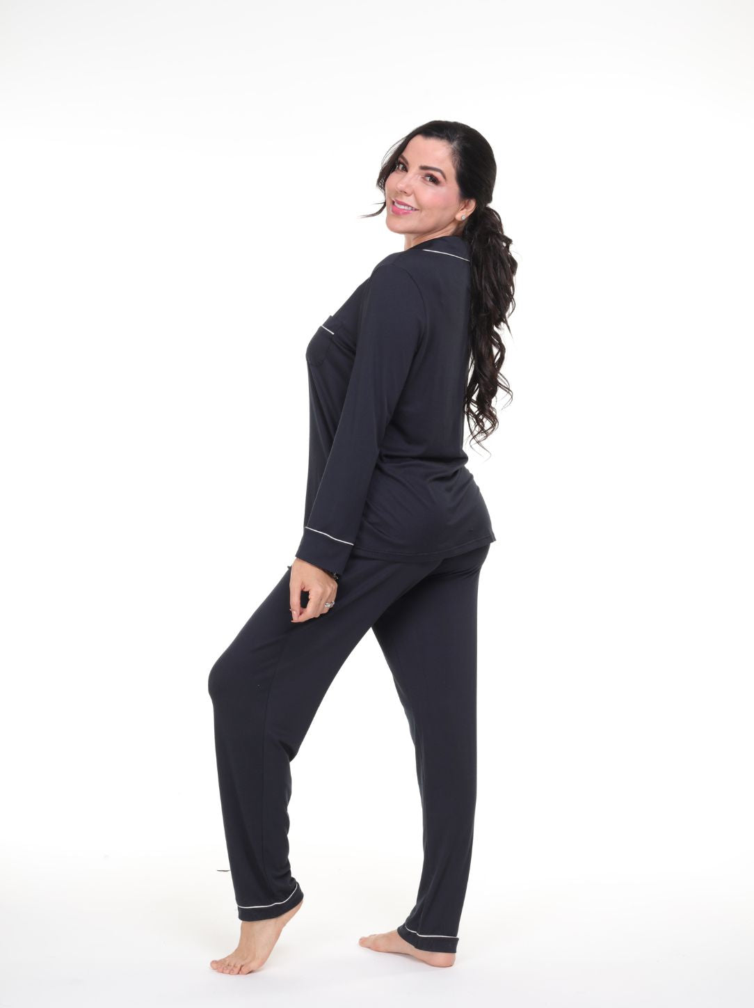 Pijama pantalón y camisa manga larga con botones negro línea blanca