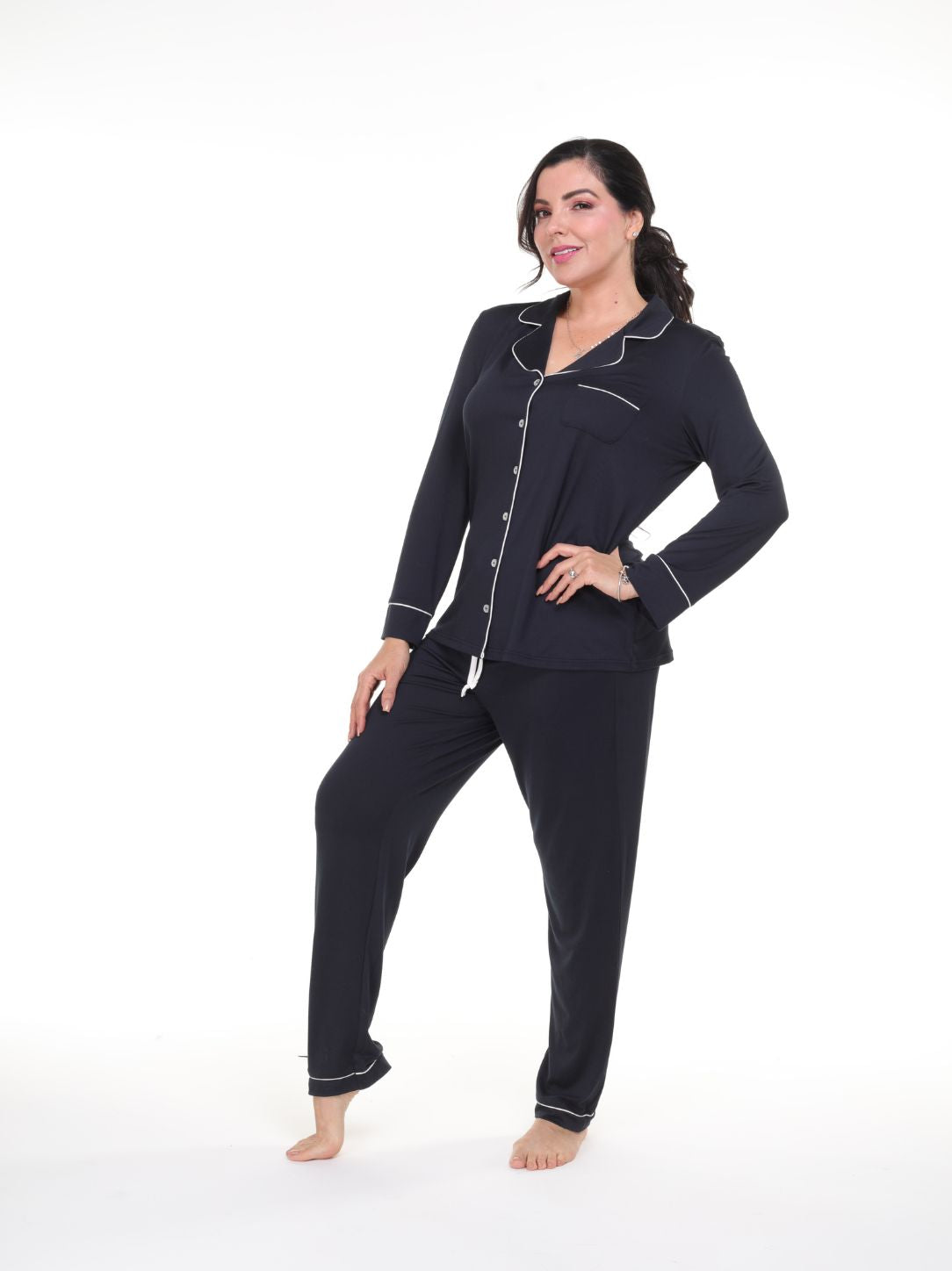 Pijama pantalón y camisa manga larga con botones negro línea blanca