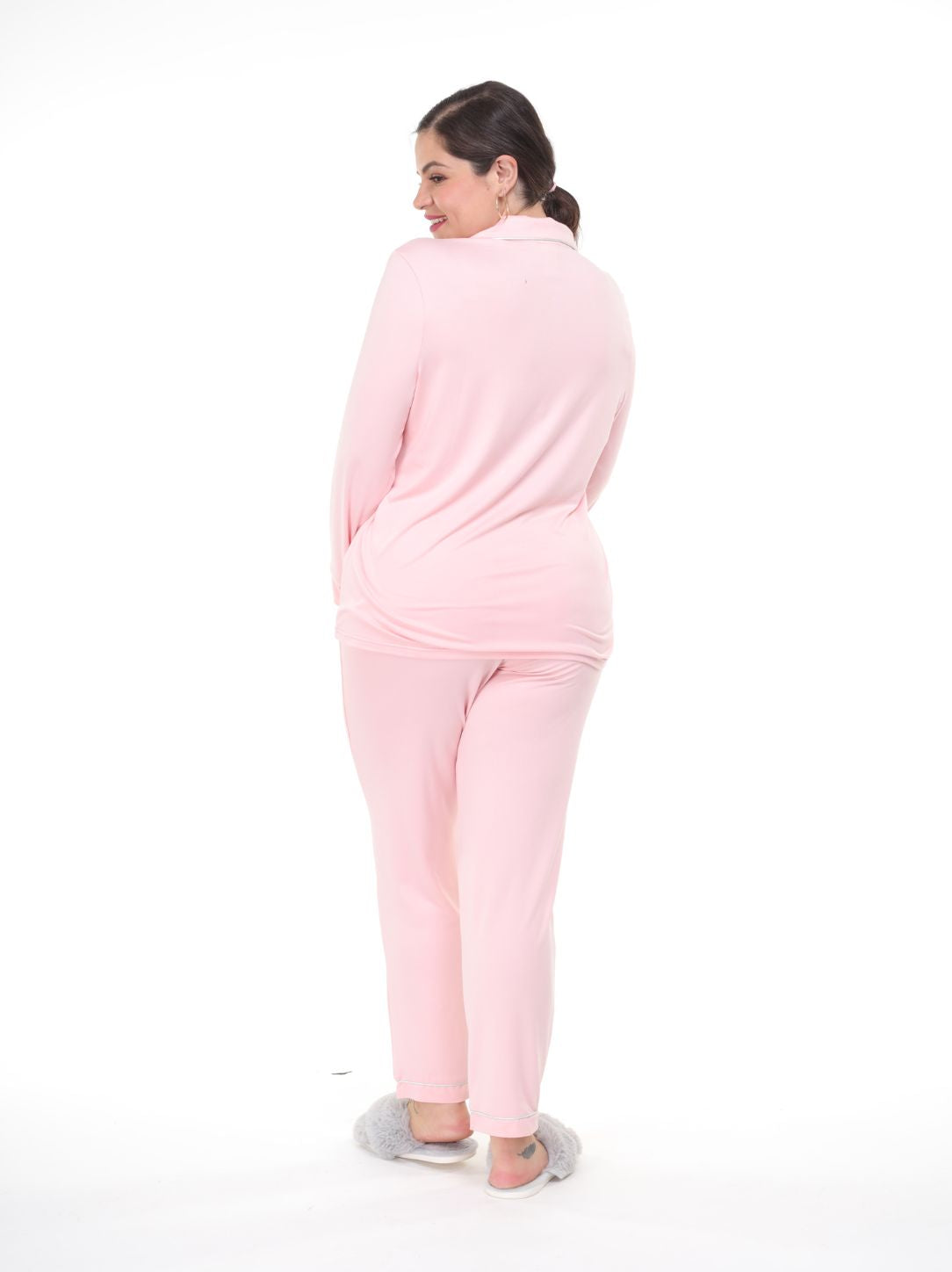 Pijama pantalón y camisa manga larga con botones rosa línea beige