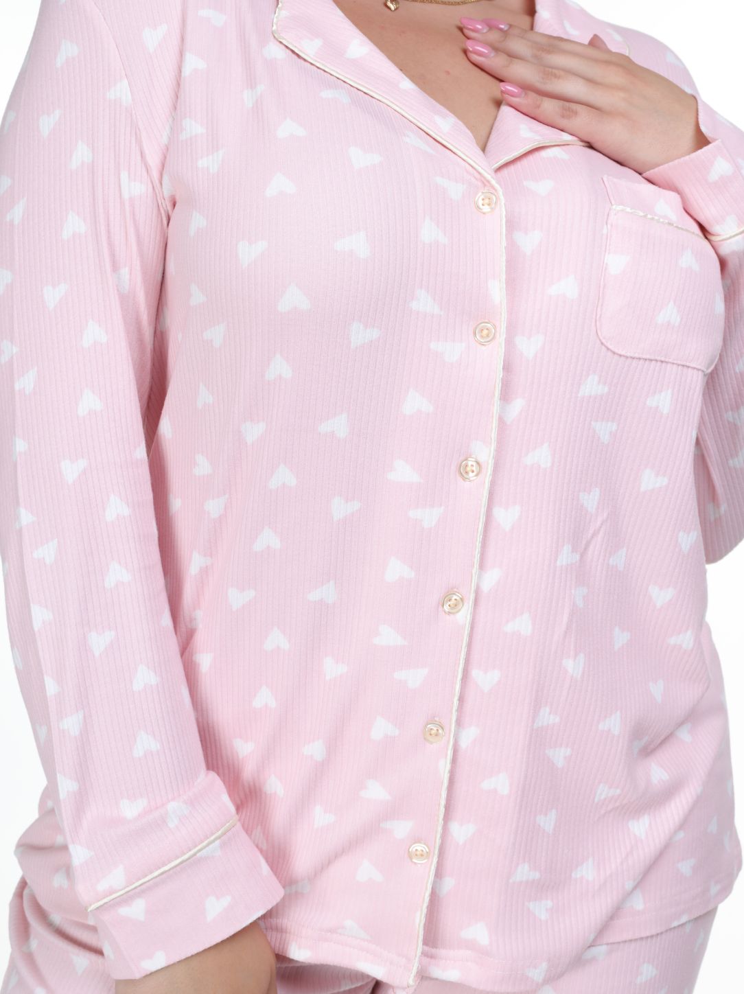 Pijama pantalón y camisa manga larga con botones rosa y corazones