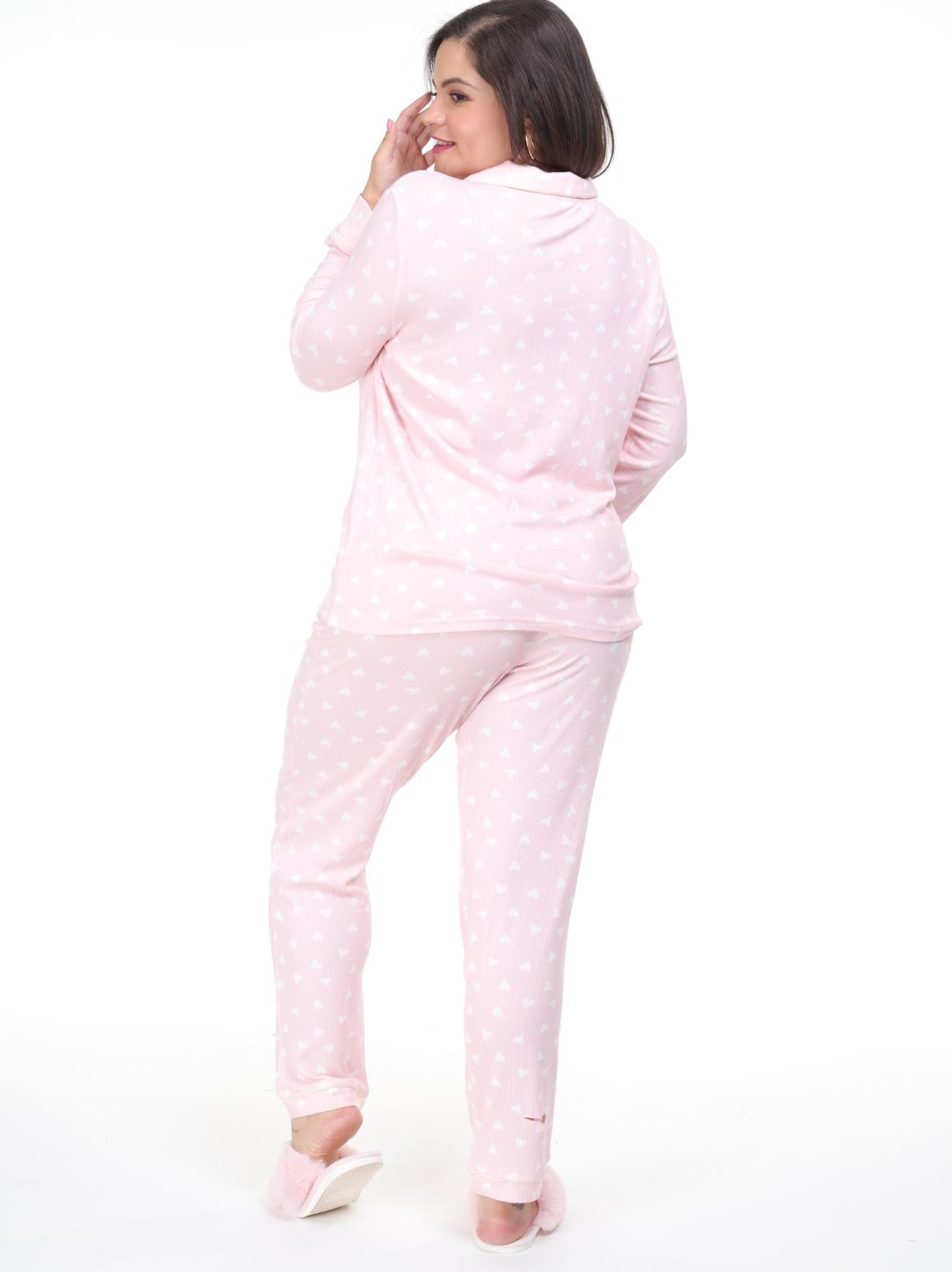 Pijama pantalón y camisa manga larga con botones rosa y corazones