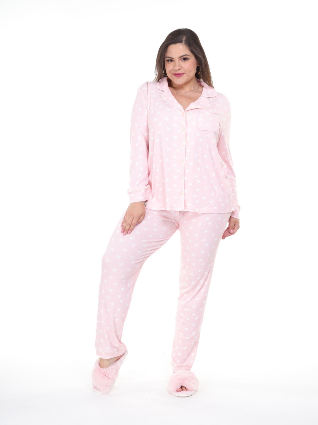 Pijama pantalón y camisa manga larga con botones rosa y corazones