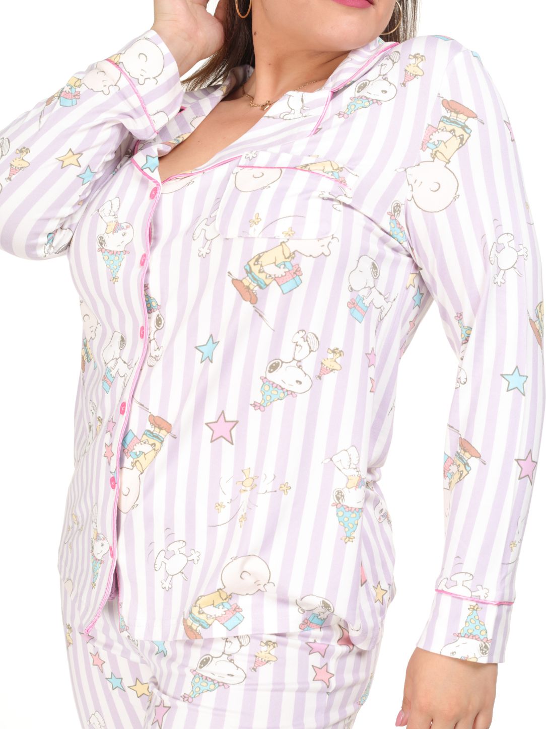 Pijama pantalón y camisa manga larga con botones y rayas de snoopy rosa