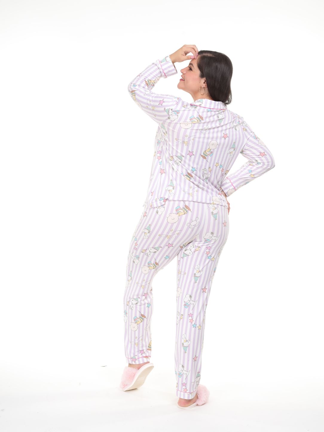 Pijama pantalón y camisa manga larga con botones y rayas de snoopy rosa