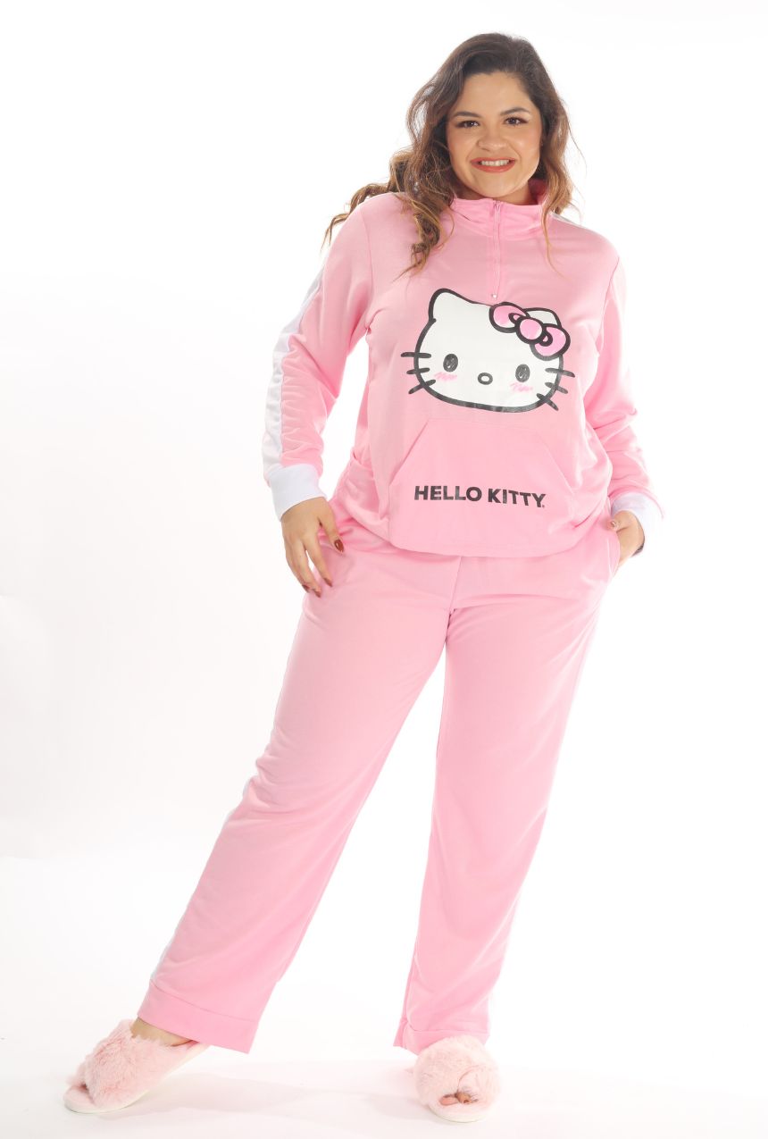 La pijama pantalón y sudadera rosa de Hello Kitty es perfecta para quienes buscan combinar estilo y confort. Su diseño incluye un pantalón suave y una sudadera acogedora en un encantador tono rosa, decorados con el icónico personaje Hello Kitty. Ideal para mantenerte cómoda en noches frescas o momentos de descanso en casa, esta pijama es una opción práctica y llena de ternura para fanáticos de este personaje entrañable.