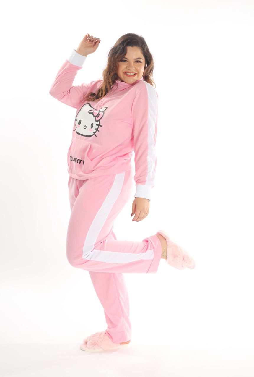 La pijama pantalón y sudadera rosa de Hello Kitty es perfecta para quienes buscan combinar estilo y confort. Su diseño incluye un pantalón suave y una sudadera acogedora en un encantador tono rosa, decorados con el icónico personaje Hello Kitty. Ideal para mantenerte cómoda en noches frescas o momentos de descanso en casa, esta pijama es una opción práctica y llena de ternura para fanáticos de este personaje entrañable.