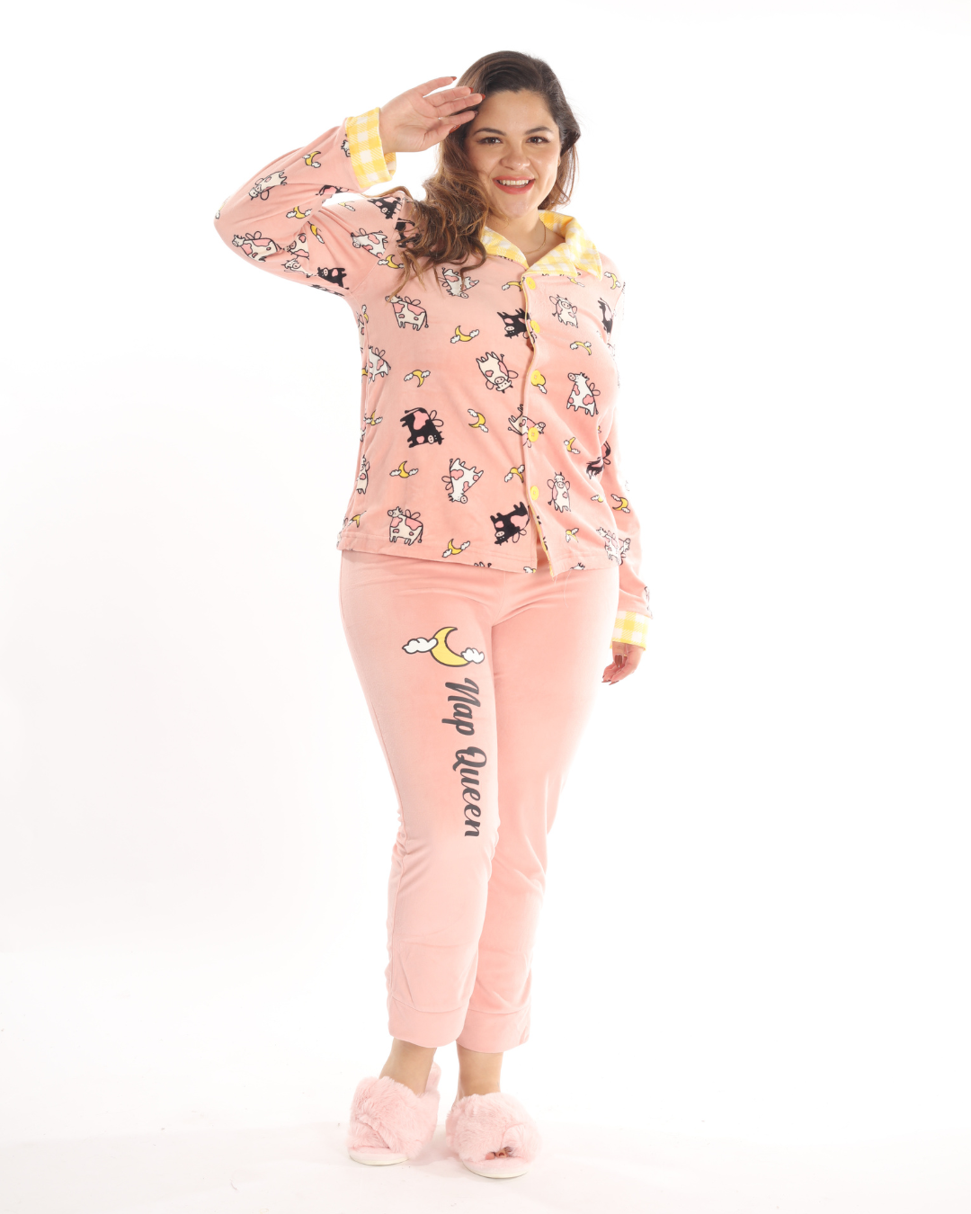 La pijama de pantalón y sudadera en color rosa con diseño de vacas soñadoras es la combinación perfecta de confort y dulzura. El pantalón suave y ligero te brinda comodidad, mientras que la sudadera añade calidez y un toque divertido con su estampado de vacas soñadoras. Ideal para disfrutar de noches relajadas o días de descanso en casa, este conjunto destaca por su estilo acogedor y adorable.